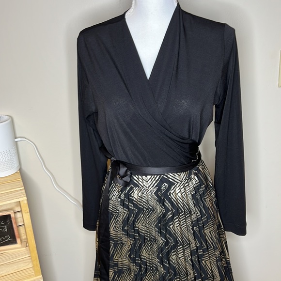 LuLaRoe DeAnne Black And Gold Chevron Print Pleated Long Dress Large - Picture 3 of 10